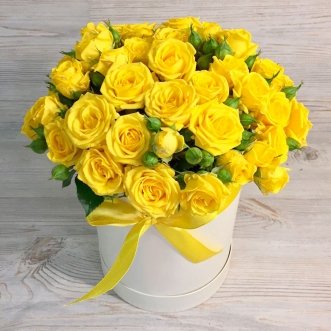 15 кустовых желтых роз в коробке