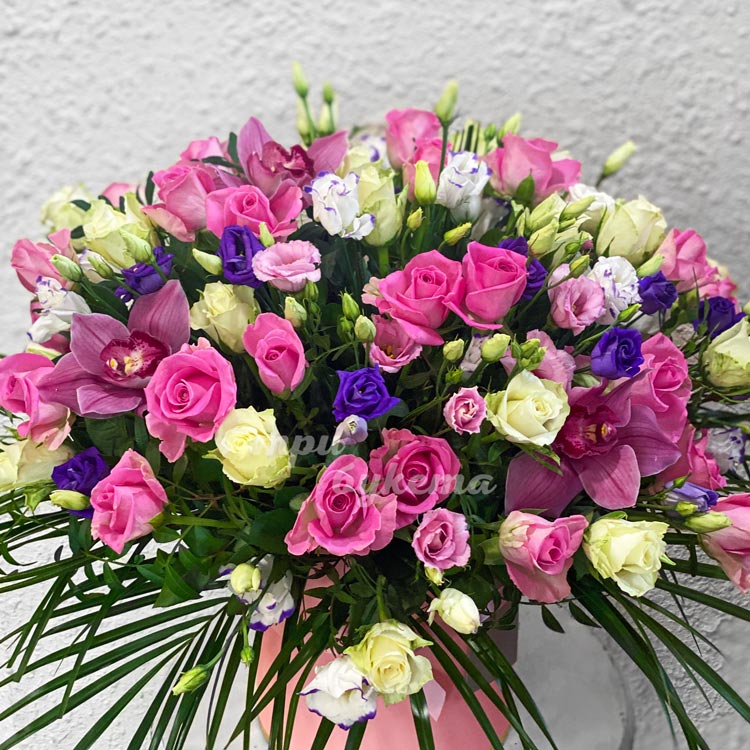 Розы и эустомы в коробке (крупный план)