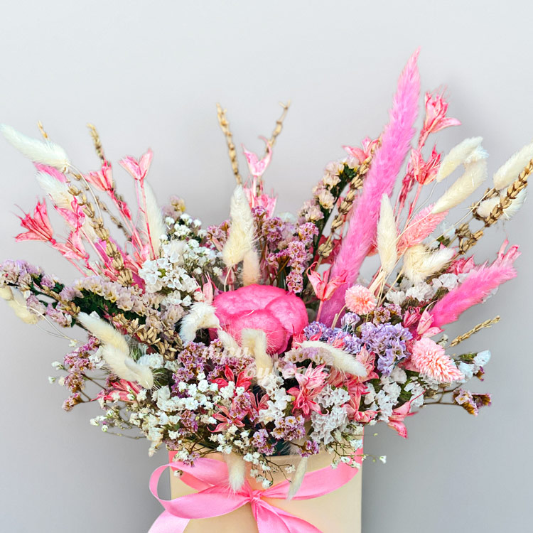 Сухоцветы и хлопок в коробке (крупный план)