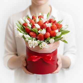 Клубника и белые тюльпаны в коробке