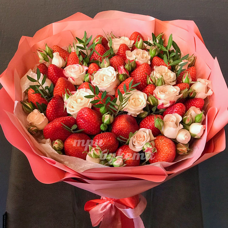 Букет из 35 ягод клубники и роз (доп. фото)