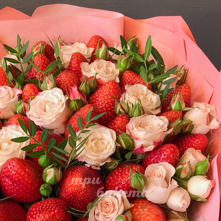 Букет из 35 ягод клубники и роз (доп. фото 3)