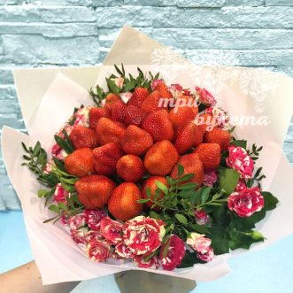Букет из 25 ягод клубники и роз