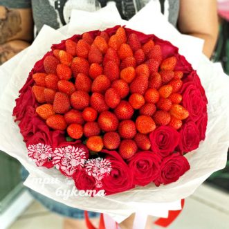 Букет из 70 ягод клубники и роз