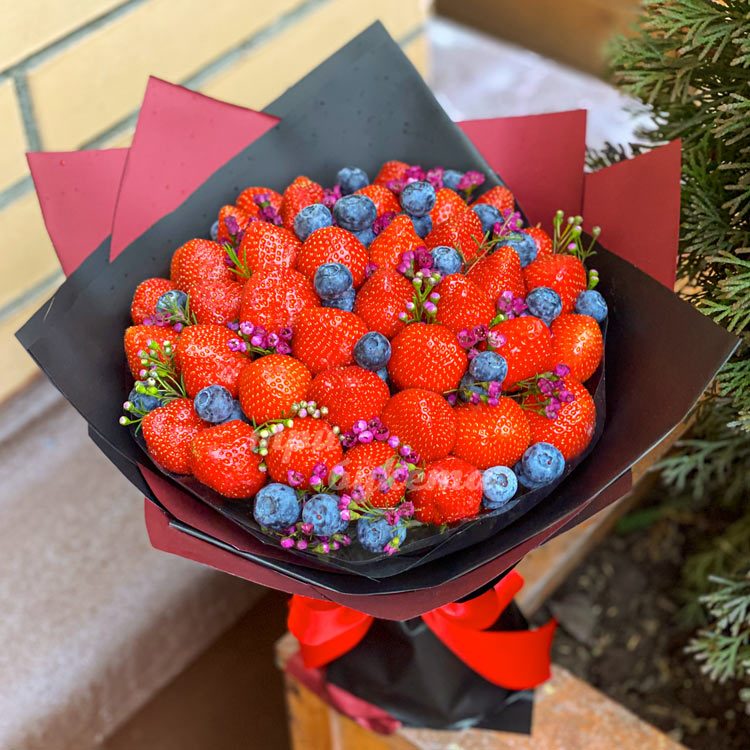 Крафт букет с клубникой и черникой (вид сверху)
