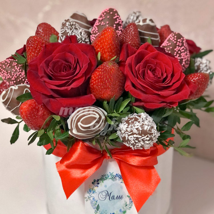 30 ягод клубники и 5 роз в коробке (крупный план)