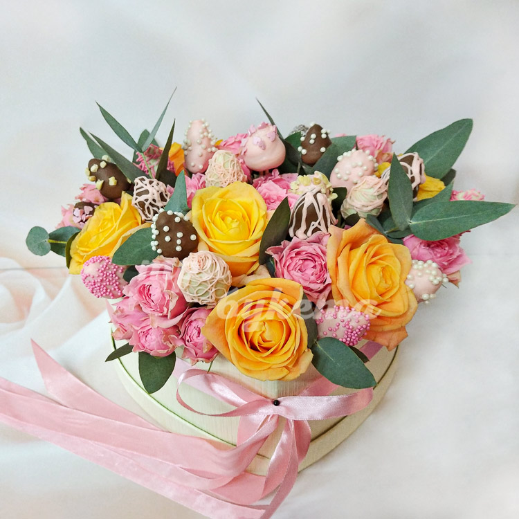 Композиция роз и клубники в глазури