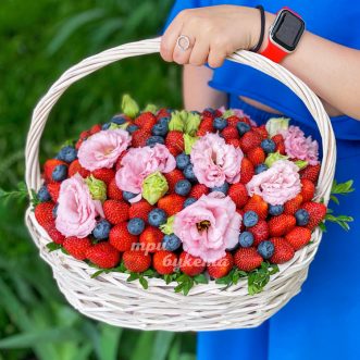Корзина с розовыми эустомами и ягодами