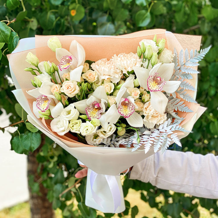 Букет из эустом и орхидей