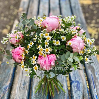 Букет из розовых пионов с ромашками