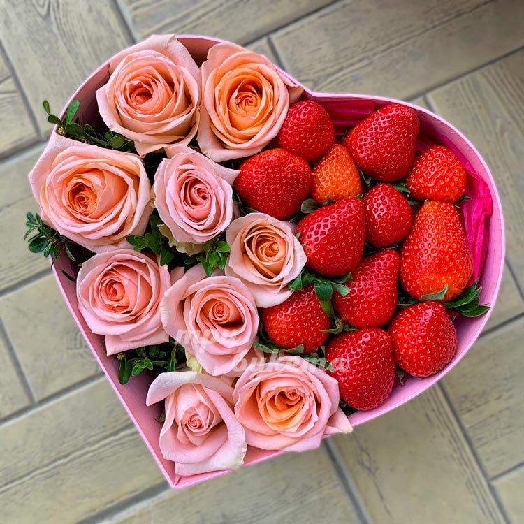 Коробка-сердце с розами и клубникой