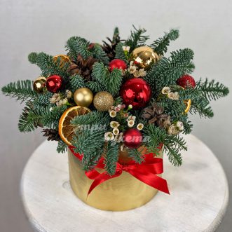 Новогодние шарики в золотой коробке