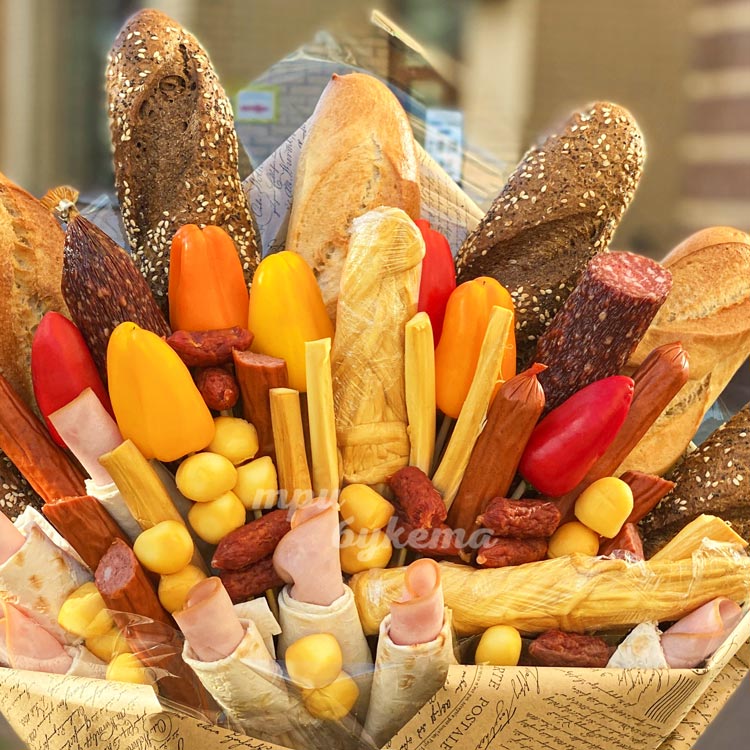 Букет на 23 февраля из багетов и сыра (крупный план)