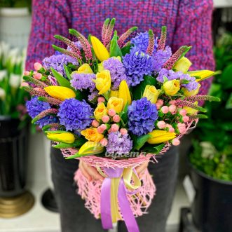 Букет гиацинтов, тюльпанов и роз