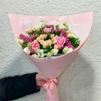 Букет из роз, эустом и статицы