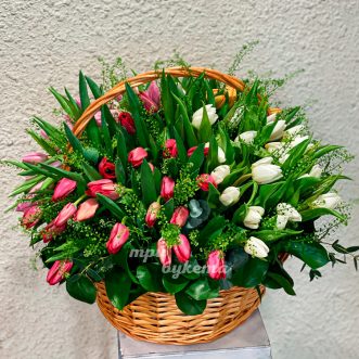 Корзина с разноцветными тюльпанами
