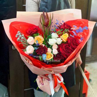 Пышный букет из роз, гвоздик и зелени