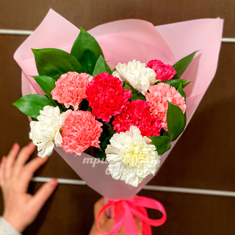 Розовый букет из 9 гвоздик (крупный план)