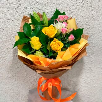 Желтый букет из роз и лилий