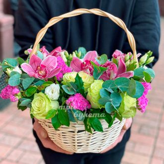 Корзина зеленых роз и бордовых орхидей