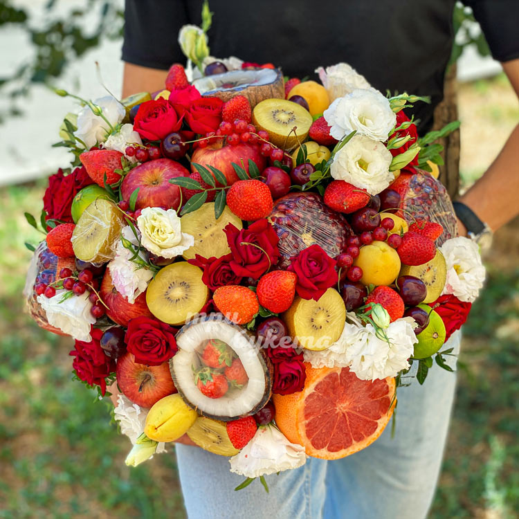 Коробка с фруктами, клубникой и цветами (в руках флориста)