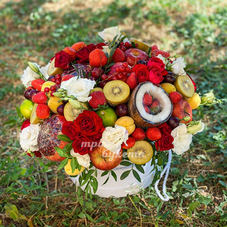 Коробка с фруктами, клубникой и цветами (на траве)