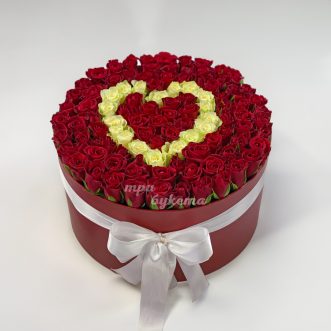 Сердце из 101 красной и белой розы Сердце из 101 красной и белой розы