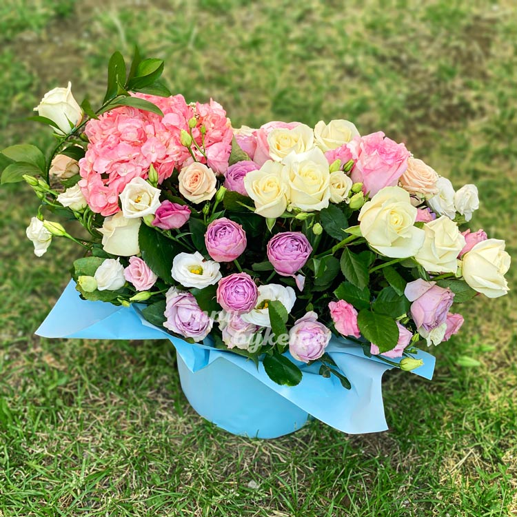 Шляпная коробка роз, эустом и гортензии (вид сверху)