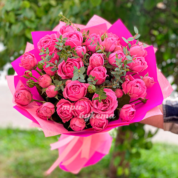 Розовый букет пионовидных роз с эвкалиптом (крупный план)