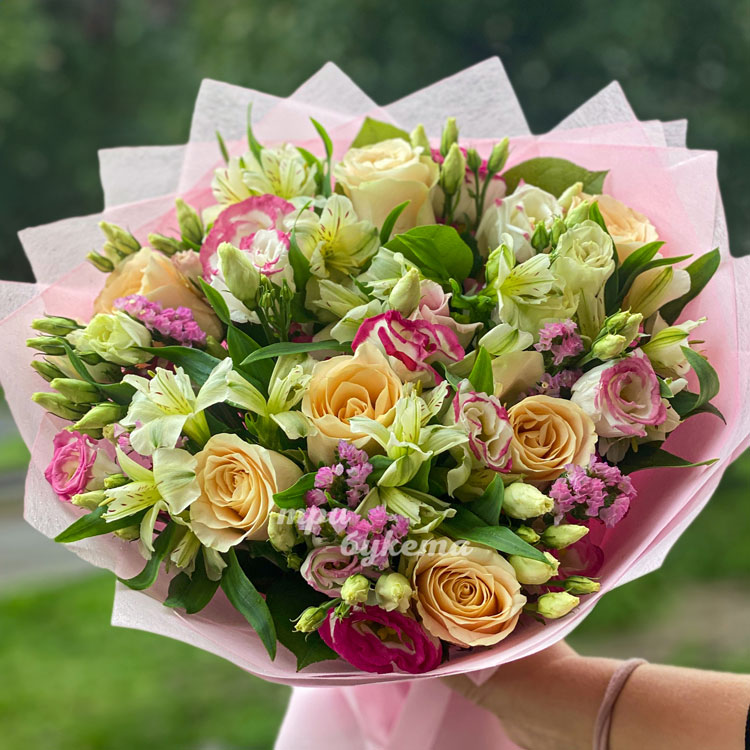 Розовый букет альстромерий и кремовых роз (крупный план)