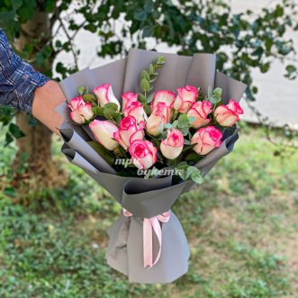 Букет из 15 розовых роз с эвкалиптом