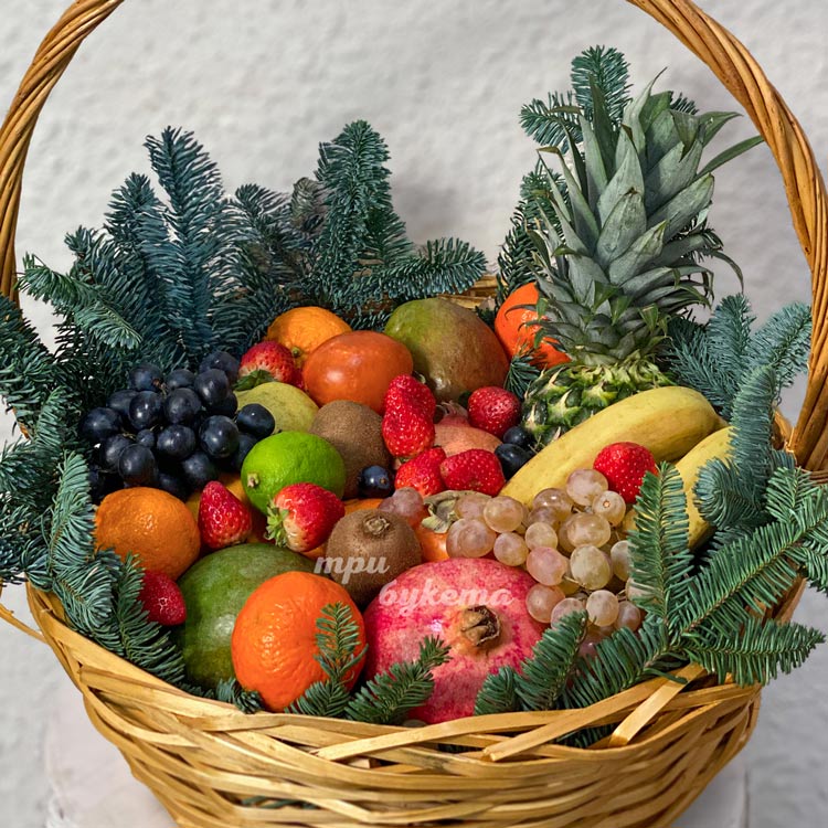 Корзина на новый год с фруктами с хвоей (крупный план)