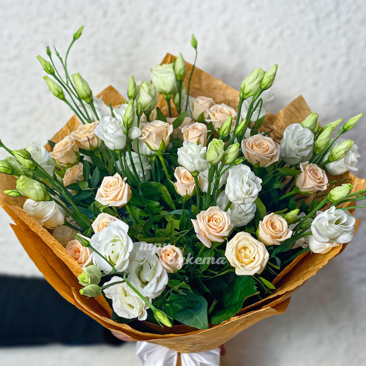 Букет кремовых роз и белых эустом (крупный план)