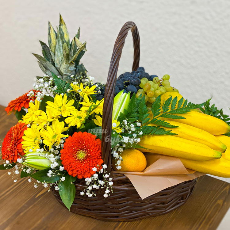 Корзина фруктов с хризантемами и герберами (крупный план)