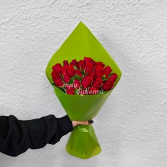 Зеленый букет из 25 красных роз