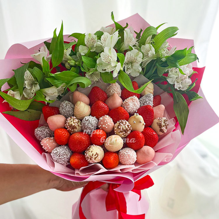 Букет клубники в шоколаде с альстромериями (крупный план)