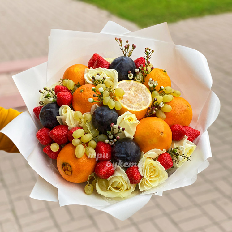 Букет из апельсинов, белых роз и клубники (вид сверху)