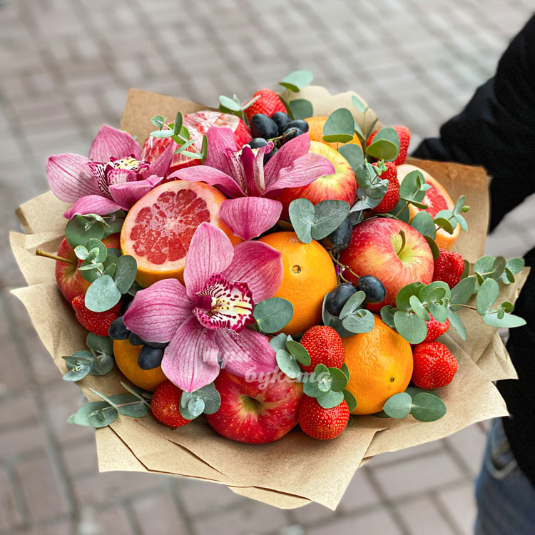 Букет из фруктов и клубники с орхидеями (в руках флориста)