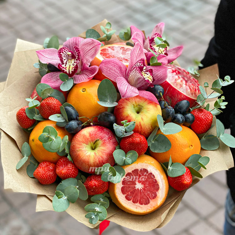 Букет из фруктов и клубники с орхидеями (крупный план)