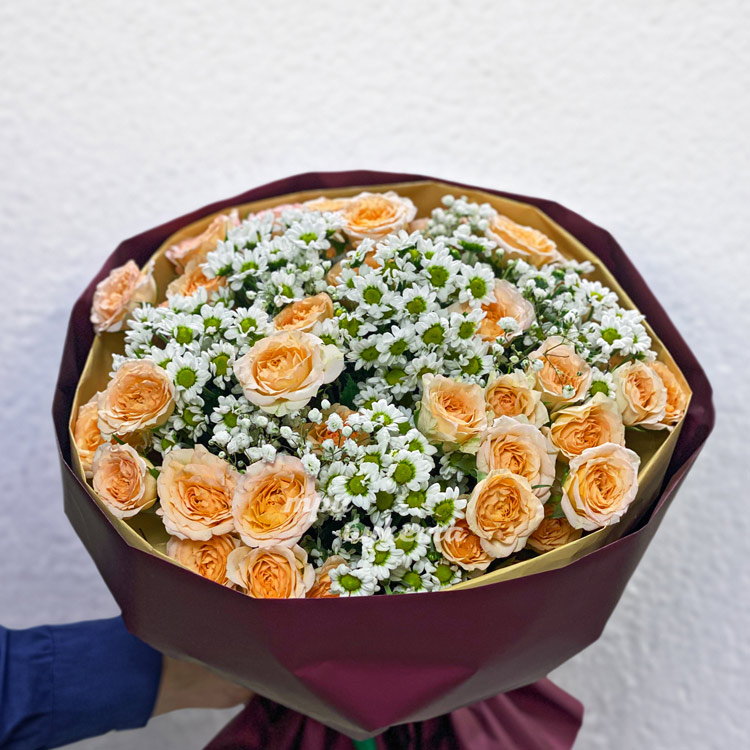 Букет желтых кустовых роз с хризантемами (крупный план)