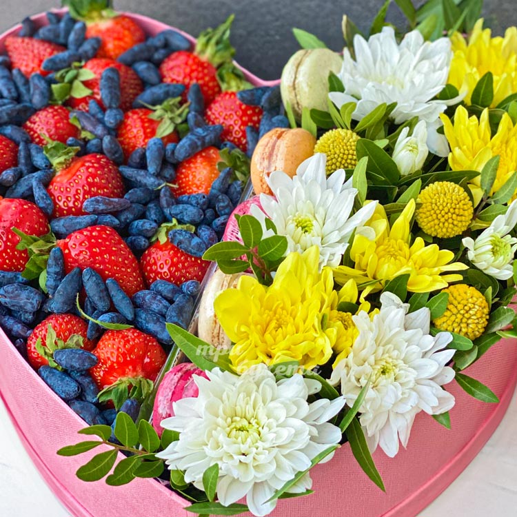 Коробка-сердце с клубникой и хризантемами (крупный план)
