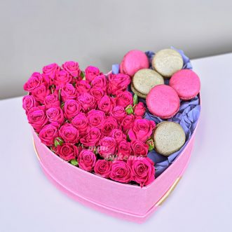 Розовые розы с макарунами в коробке-сердце Розовые розы с макарунами в коробке-сердце