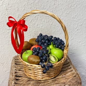 Виноград, яблоки и киви в корзине Виноград, яблоки и киви в корзине