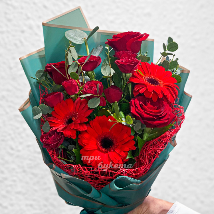 Мини-букет красных гербер и кустовых роз (крупный план)