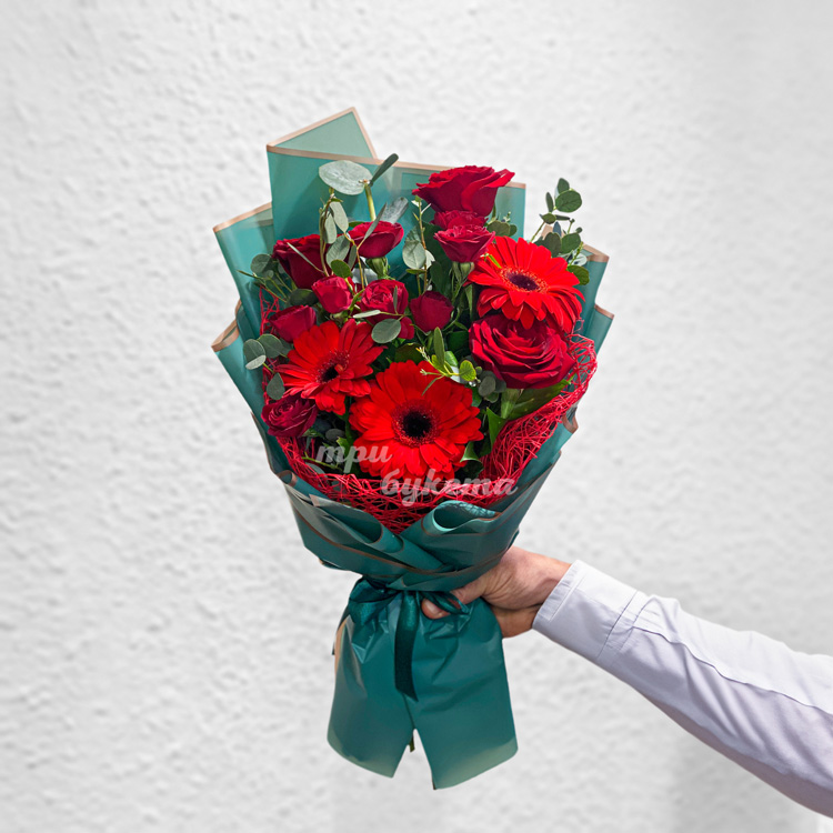 Мини-букет красных гербер и кустовых роз