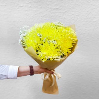 Букет желтых хризантем с гипсофилой Букет желтых хризантем с гипсофилой