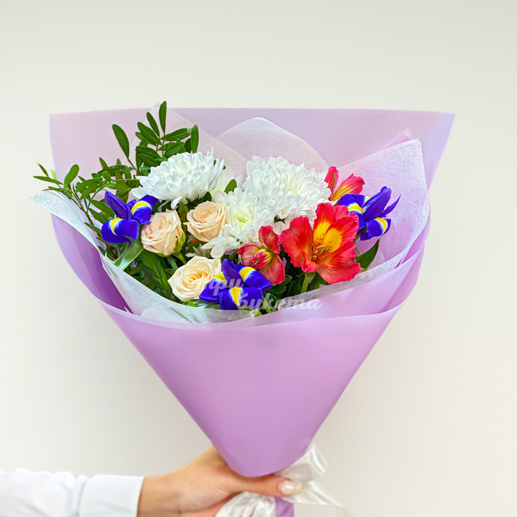 Мини-букет ирисов, хризантем и роз (крупный план)