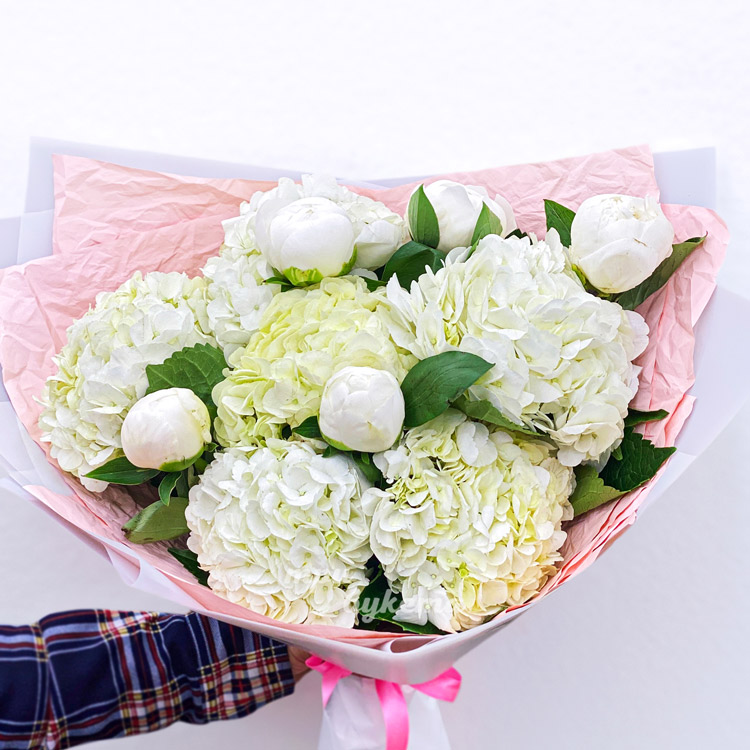 Букет из белых гортензий и пионов (крупный план)
