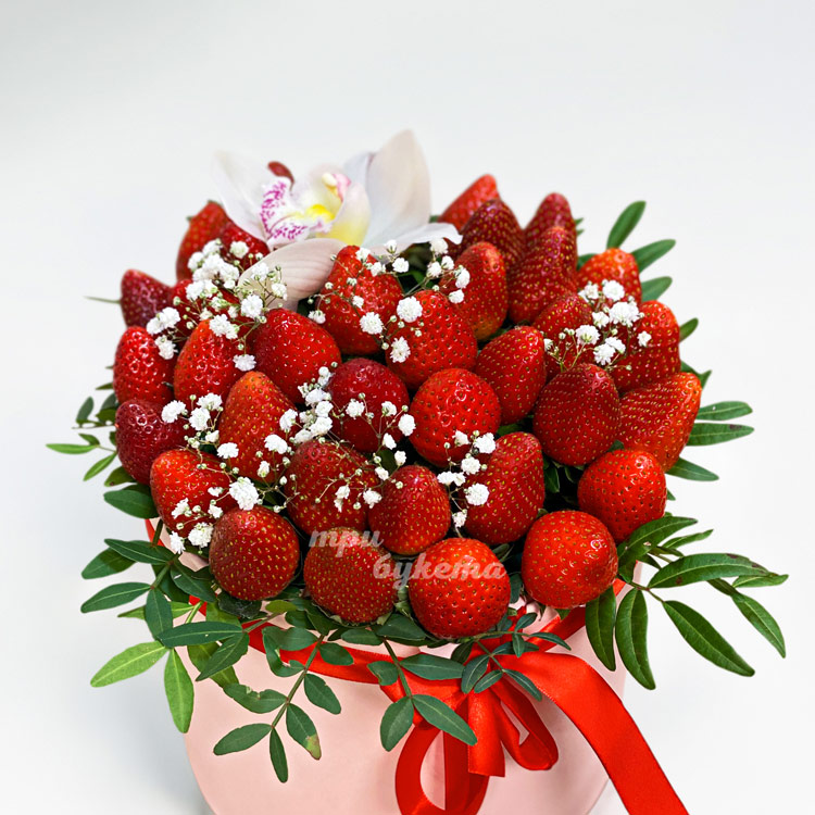 Коробка с клубникой и белой орхидеей (крупный план)