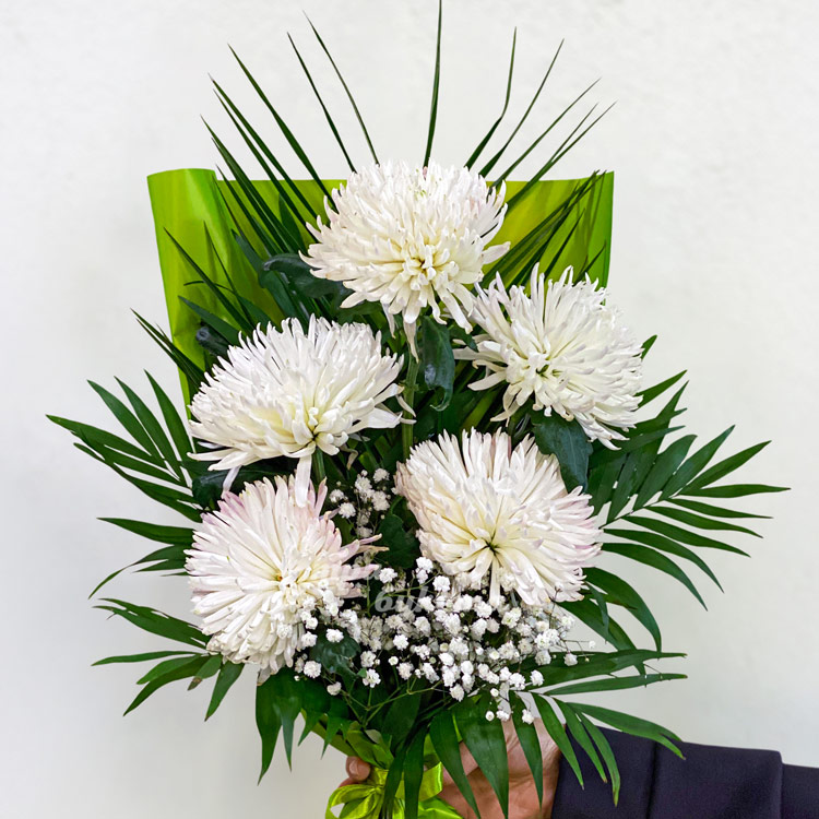 Зеленый букет из хризантем с гипсофилой (крупный план)